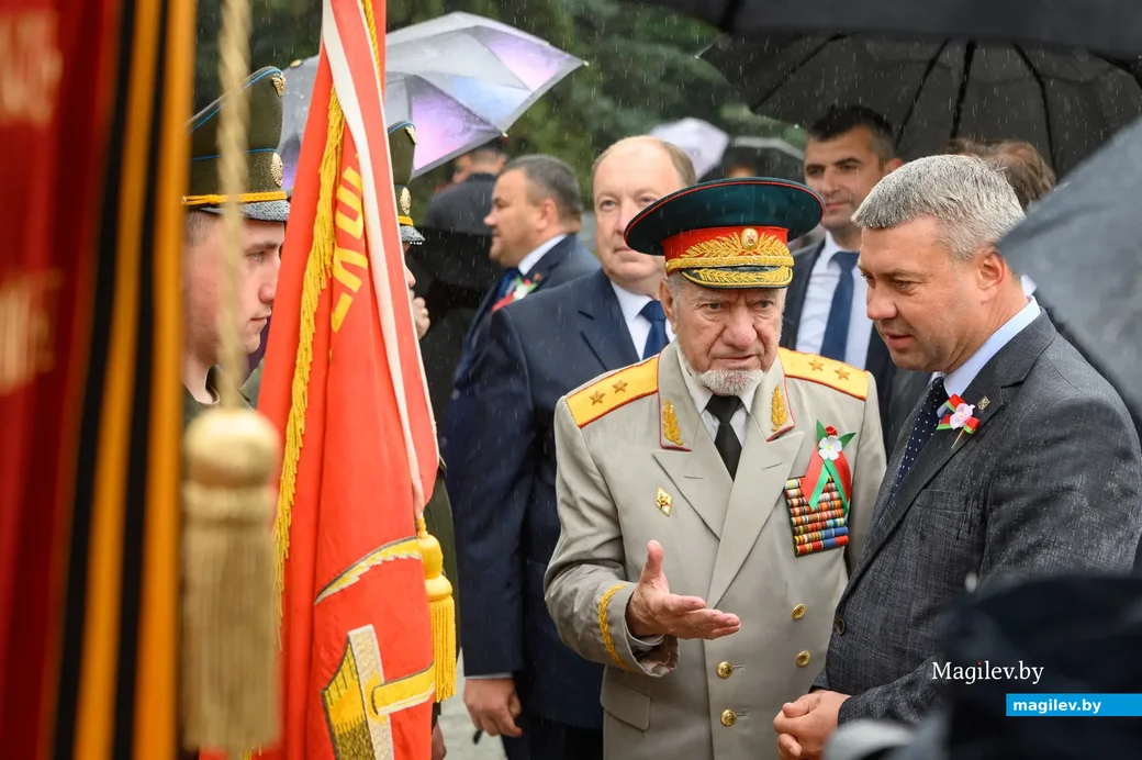29.06.2023. Площадь Победы. Возложение венков к памятнику-танку на могиле генерала Б.С. Бахарова и