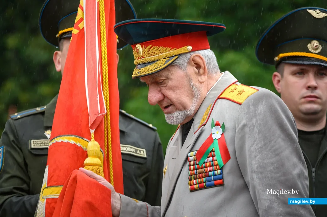 29.06.2023. Площадь Победы. Возложение венков к памятнику-танку на могиле генерала Б.С. Бахарова и