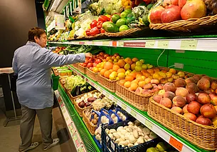 Белстат подсчитал, насколько больше белорусы стали тратить в магазинах