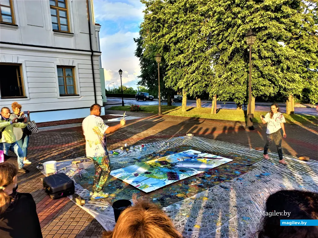 Арт-перфоманс турецкого художника Орхана. Могилев, 29.06.2023 г.
