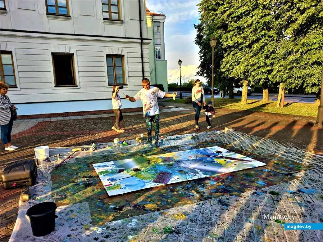 Арт-перфоманс турецкого художника Орхана. Могилев, 29.06.2023 г.