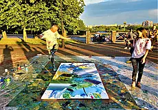 Турецкий художник у стен Могилевской ратуши исполнил зажигательный танец на холсте