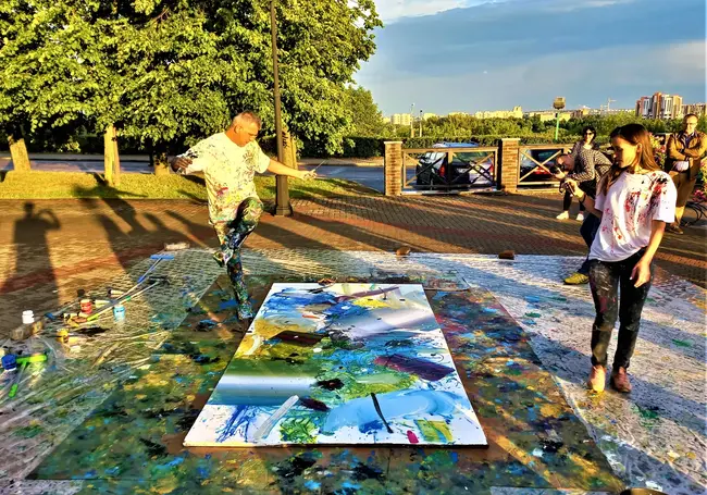 Турецкий художник у стен Могилевской ратуши исполнил зажигательный танец на холсте