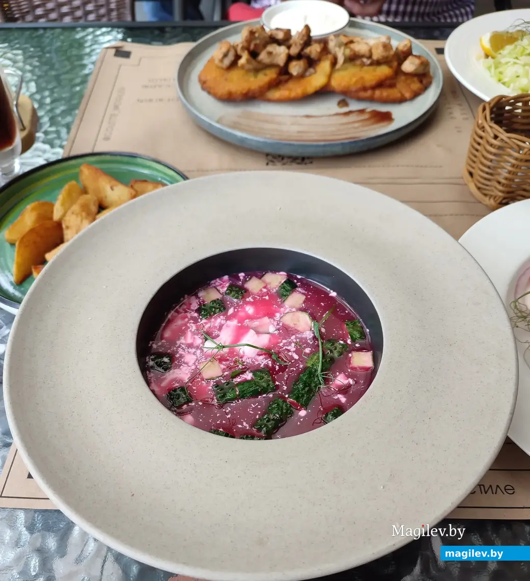 Красивый холодник в красиво тарелке.