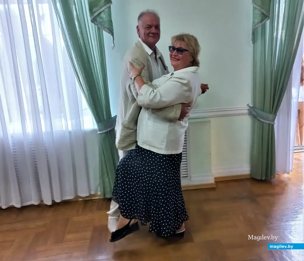 Симфо-джаз-поп-рок-концерт Могилевской городской капеллы. Одна из лучших танцевальных пар вечера: Елена и Владимир Онищуки, 29.06.2023 г.
