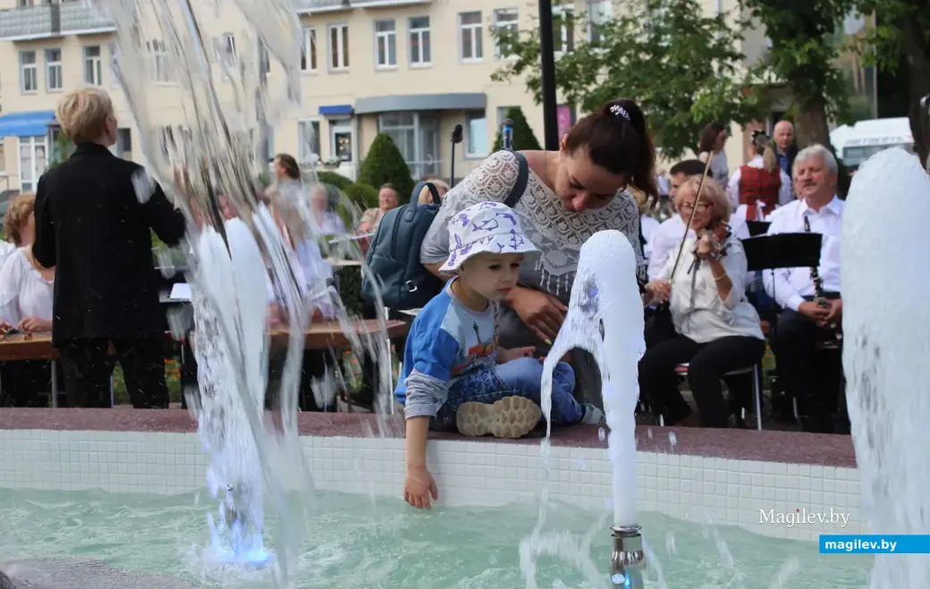 Фонтан в Театральном сквере Могилева. 30 июня 2023 года.