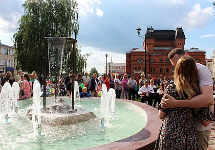 Новый фонтан открыли в Театральном сквере Могилева. Фоторепортаж