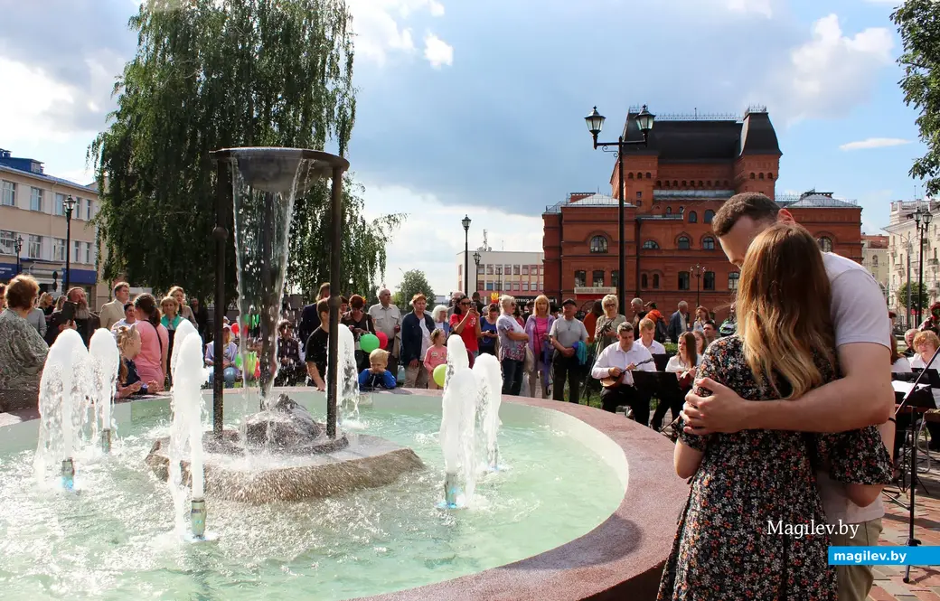 Фонтан в Театральном сквере Могилева. 30 июня 2023 года.