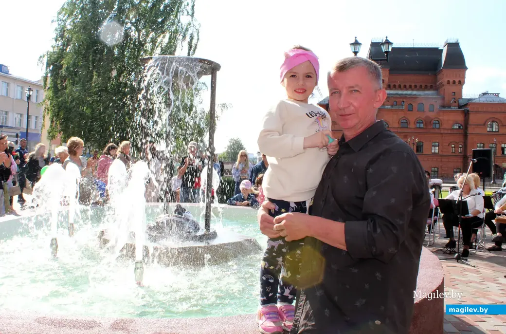 Фонтан в Театральном сквере Могилева. 30 июня 2023 года. Скульптор Андрей Воробьев.