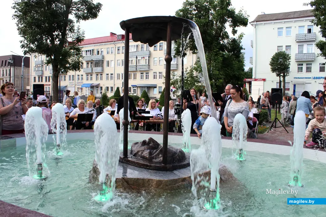 Фонтан в Театральном сквере Могилева. 30 июня 2023 года.