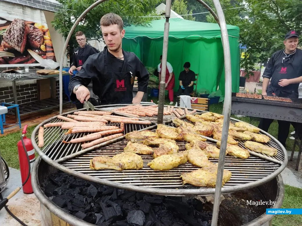 Музыка, шашлыки, рыцарские бои и целая телега хлебов: в Могилеве в парке  Подниколья празднуют День города | magilev.by