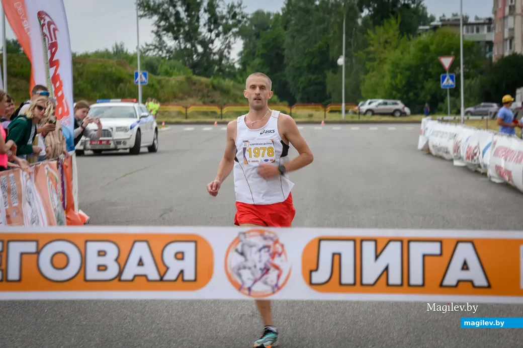 01.07.2023. Легкоатлетический пробег «Бобруйская десятка», финиш победителя дистанции 10 км.