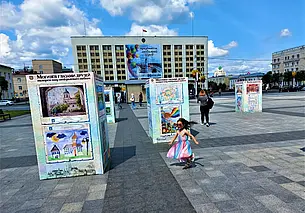 Яркая выставка под ярким небом: на площади Единства представлены рисунки юных художников
