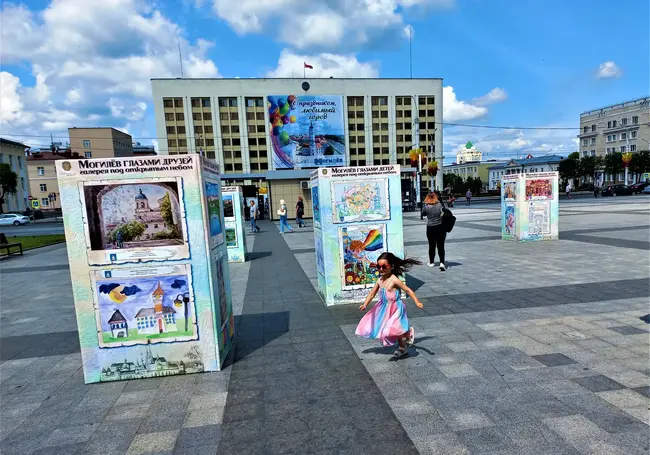 Яркая выставка под ярким небом: на площади Единства представлены рисунки юных художников