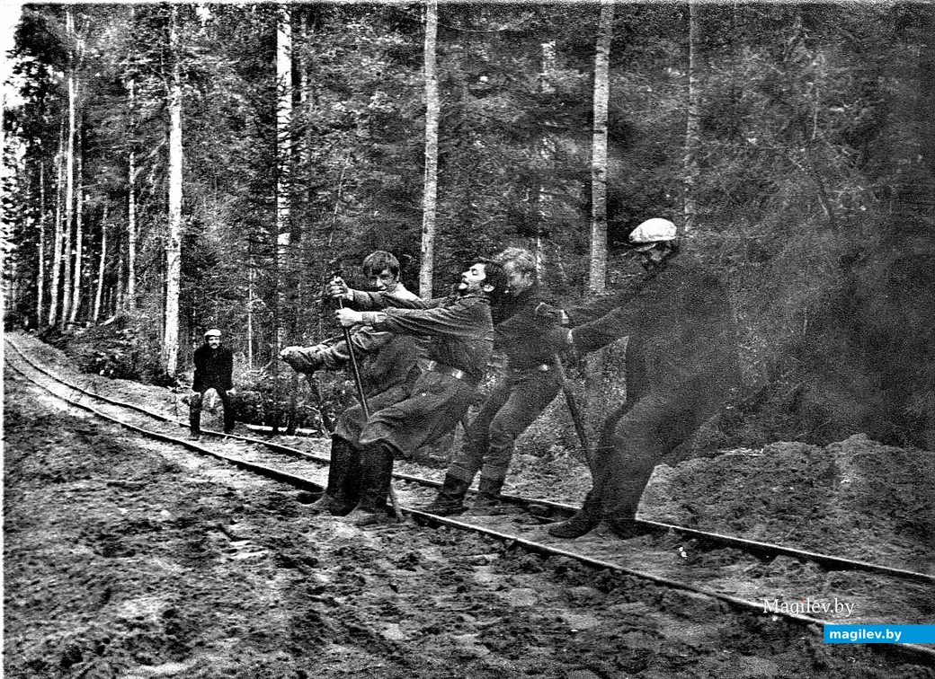 Строительство узкокалейки – это вам не работа над курсовым проектом (Виктор Гришечко – крайний справа). 1974 г.