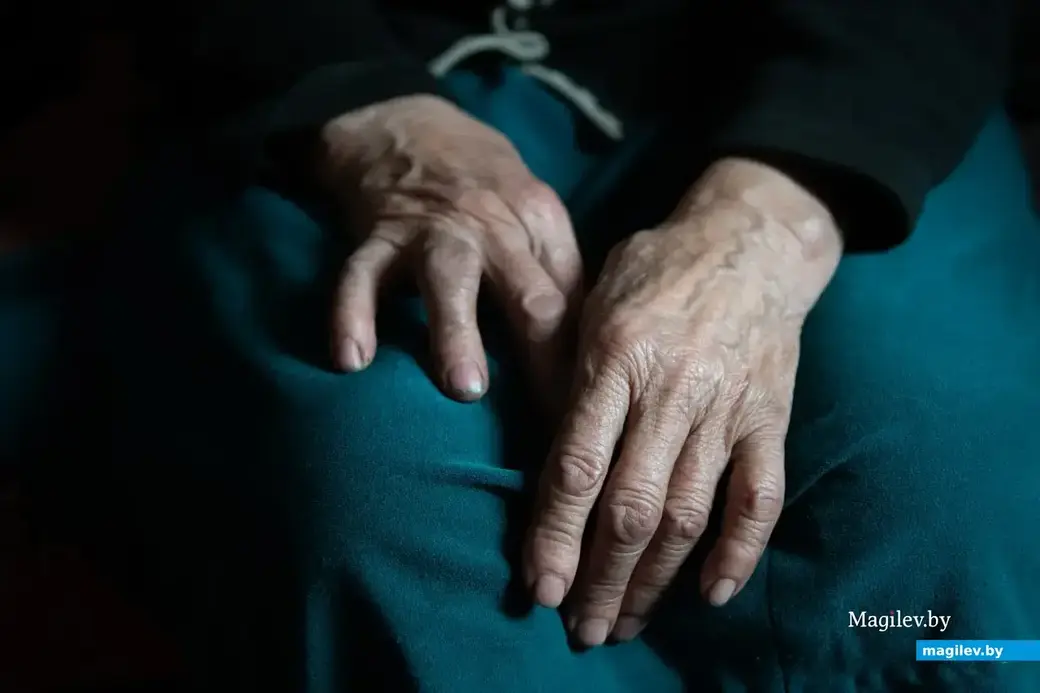 Елена и Александр досматривают своих матерей (то одну, то вторую), а те, в свою очередь, отдают детям пенсии. Фото носит иллюстративный характер.