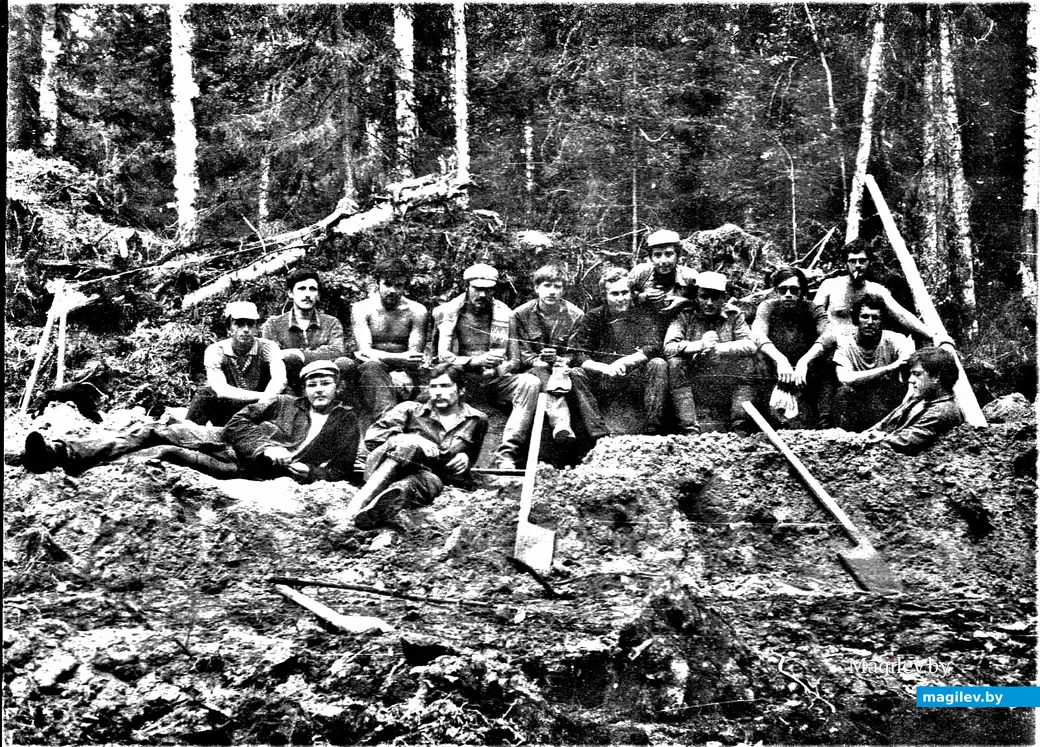 Такие парни ( Виктор Гришечко лежит крайний слева) с любым пожаром, даже таежным, справятся в один момент. 1974 г.