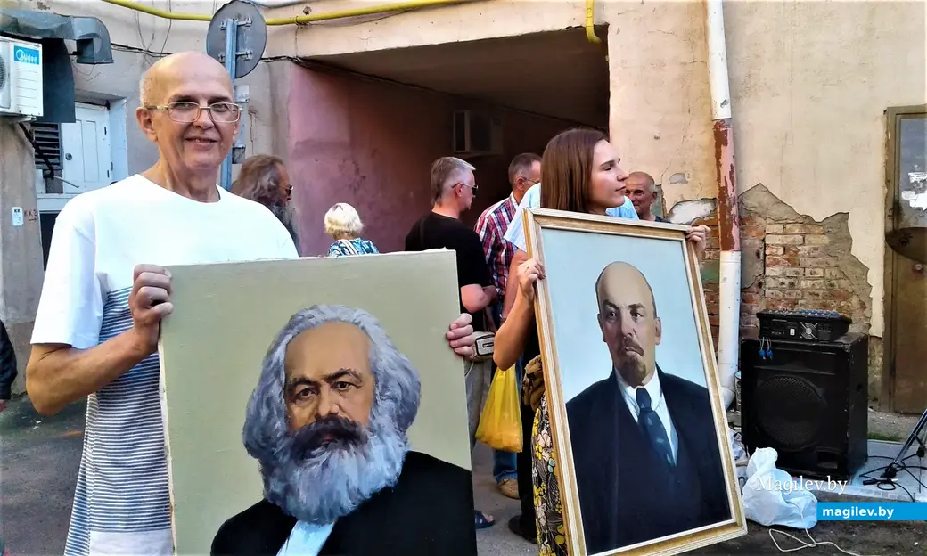 Виктор Гришечко на тусовке могилевских «семидесятников» во дворе Алика Кузькина в Пожарном переулке. Могилев, 2017 г.