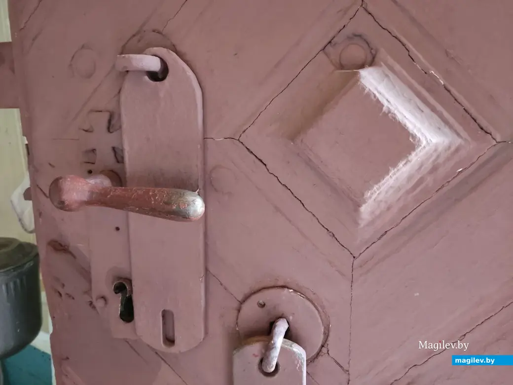 Деревня Городок, Глусский район, Могилевская область. Церковь Святых Космы и Дамиана. Замкам 200 лет, но они до сих пор исправно служат. Июнь, 2023 г.