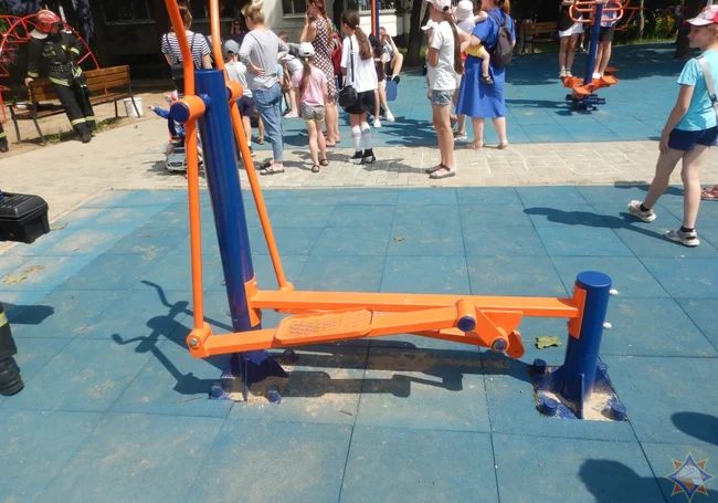 Нога застряла в тренажере: вызволять ребенка из «капкана» в Могилеве пришлось спасателям