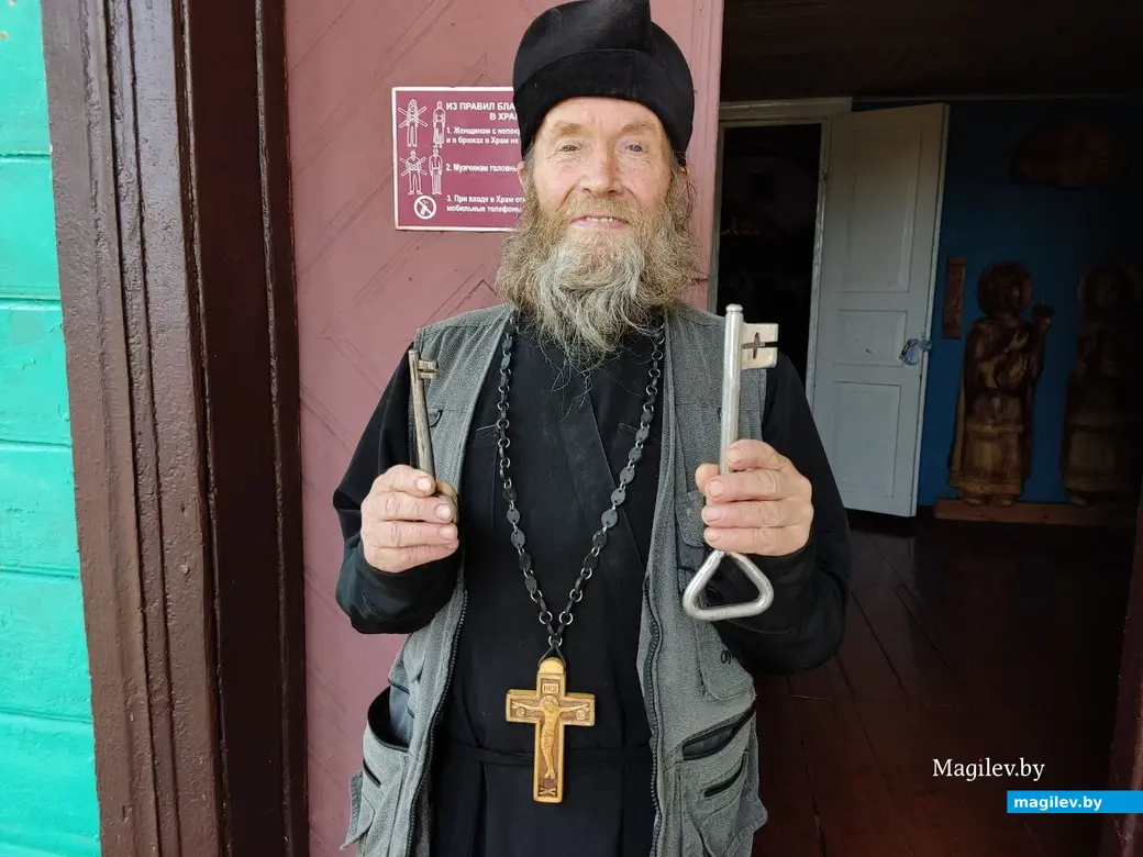 Деревня Городок, Глусский район, Могилевская область. Церковь Святых Космы и Дамиана. Такими ключами отец Александр до сих пор отпирает храм по утрам. Июнь, 2023 г.