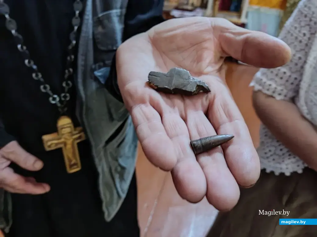 Деревня Городок, Глусский район, Могилевская область. Церковь Святых Космы и Дамиана. Эти свидетельства Великой Отечественной войны отец Александр извлек из обшивки