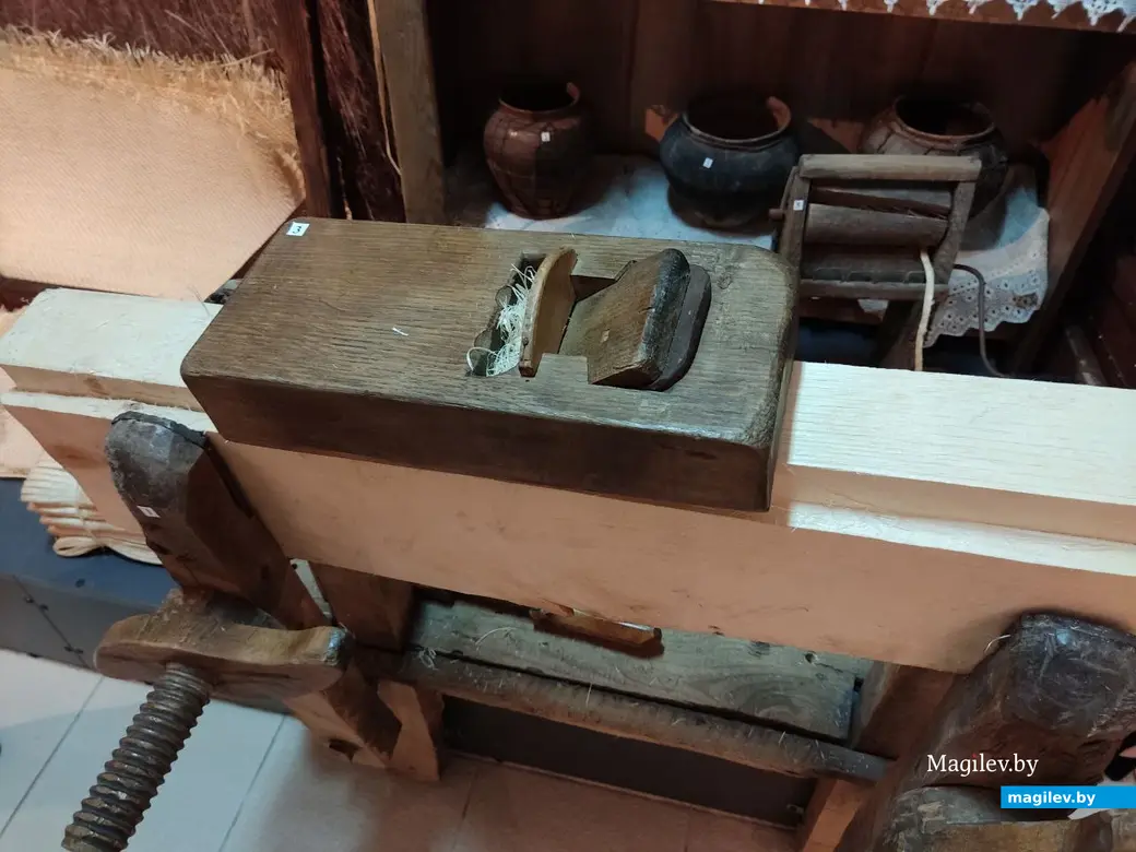 Глуск, Могилевская область. Историко-краеведческий музей. На таком станке делали осиновую стружку из которой потом плели косички и ткали полотно. Июнь 2023 г.