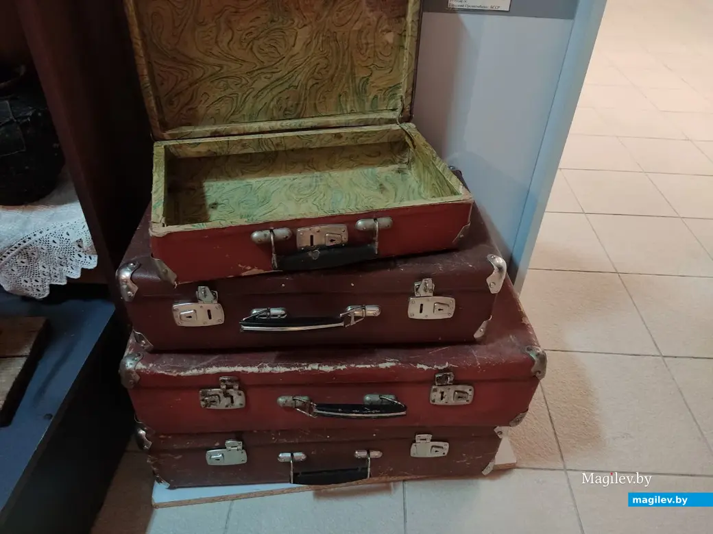 Глуск, Могилевская область. Историко-краеведческий музей. С самым маленьким чемоданчиком местные евреи ходили в баню. Июнь 2023 г.