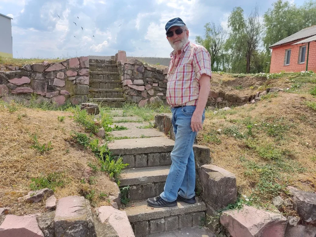 Глуск, замчище. Наум Борисович Сандомирский проводит экскурсию для нашего корреспондента.