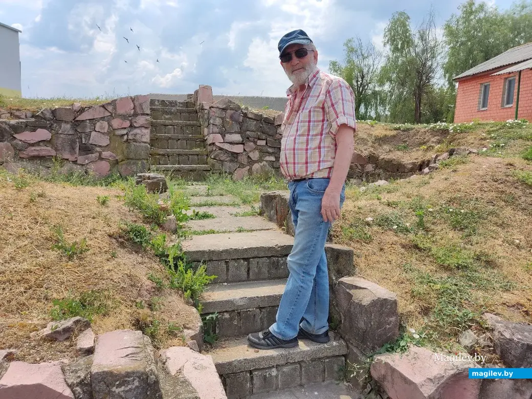 Глуск, замчище. Наум Борисович Сандамирский показывает нам то самое место, где начинался подземный ход. Июнь 2023 г.