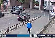 Могилевчанка припарковала свой автомобиль и не поставила на стояночный тормоз – автомобиль врезался в стену здания