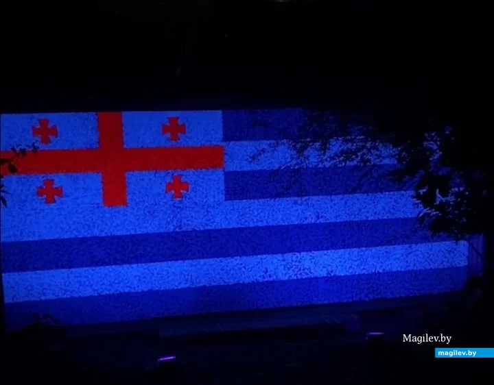 «Флаг» ночью. Батуми, июнь, 2023 г.