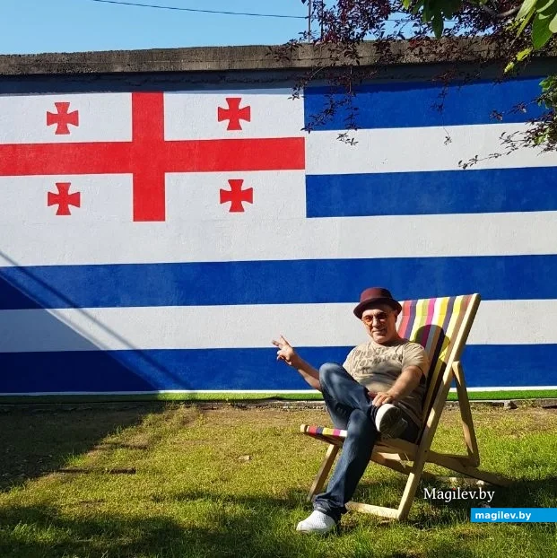 Вадис Красовский на фоне «Флага». Батуми, июнь, 2023 г.