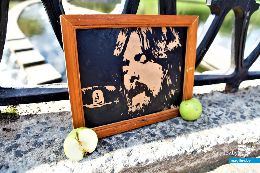 Портрет Джорджа Харрисона (автор Владимир Кутузов) во время перфоманса на Дубровенке.