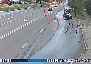 В Могилеве таксист заснул за рулем и попал в ДТП. Видеофакт