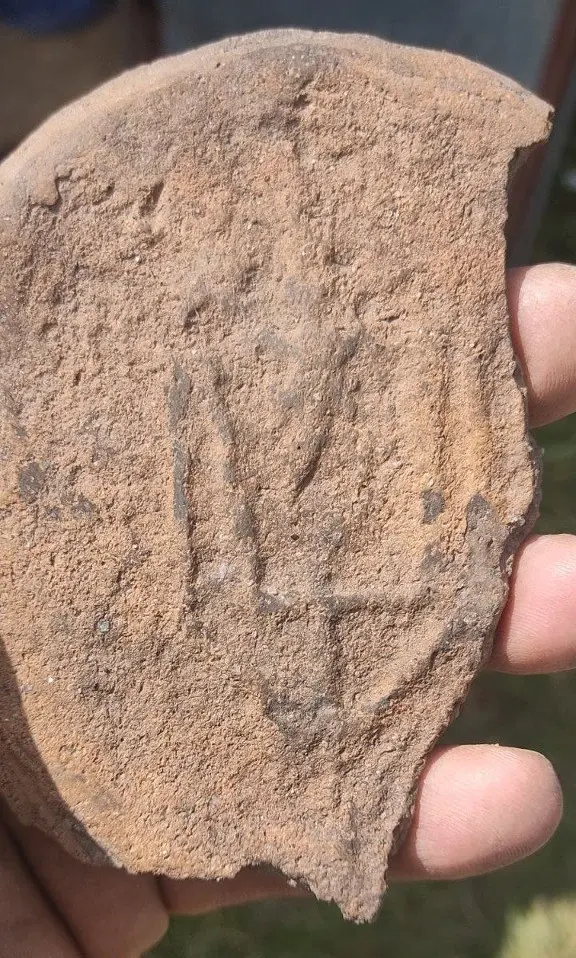 Белорусские археологи нашли еще один личный родовой знак полоцкого князя Изяслава на фрагменте посуды.