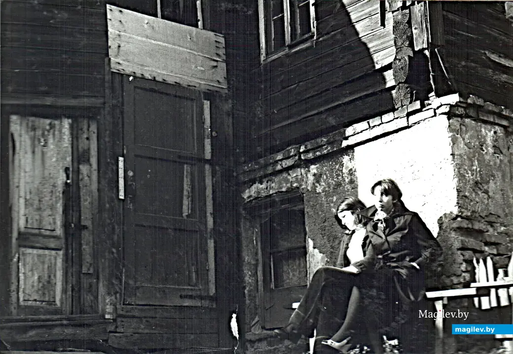 Лучше плохо сидеть, чем хорошо стоять. Могилев, улица Садовая, 1975 г.