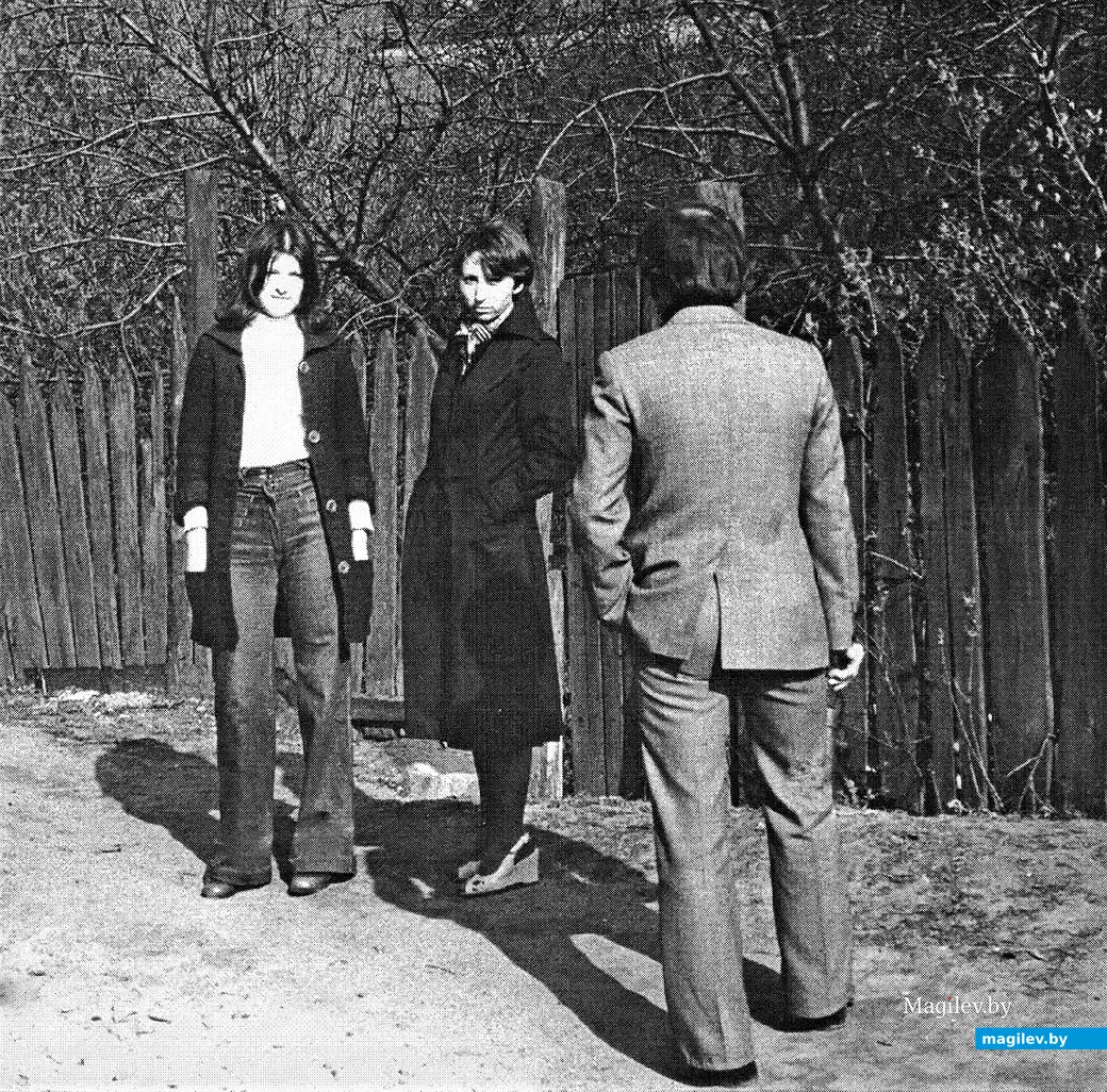 На фоне знаменитых дощатых заборов...