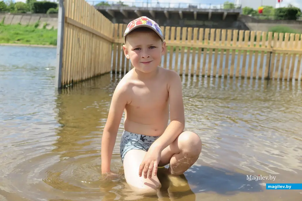 9.07.2023 г. Могилев, городской пляж. В «лягушатнике» всё время царит оживление.