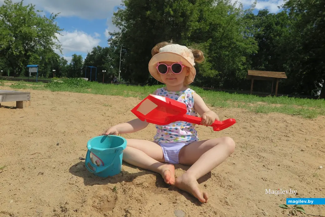 9.07.2023 г. Могилев, городской пляж. Полепить куличи - обязательная пляжная программа мамочек с детками.