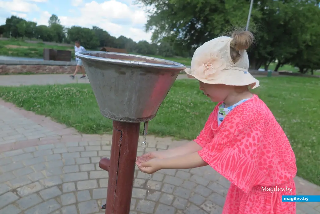 9.07.2023 г. Могилев, городской пляж. Фонтанчик на пляже работает.