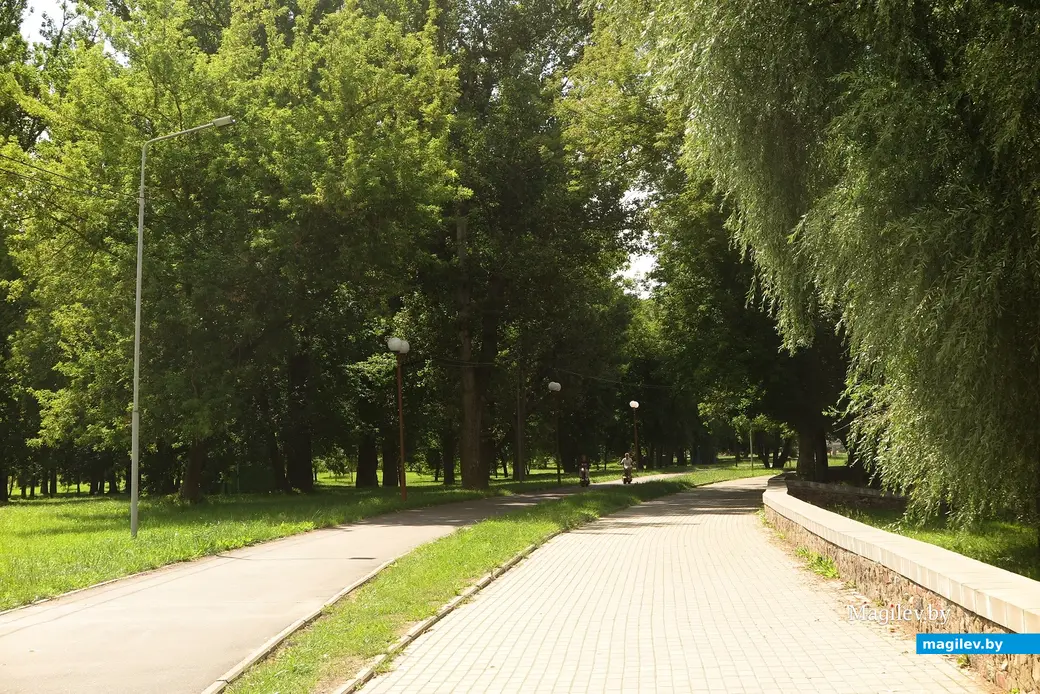 9.07.2023 г. Могилев, городской пляж. Плиточку несколько лет назад заменили, можно гулять с закрытыми глазами.