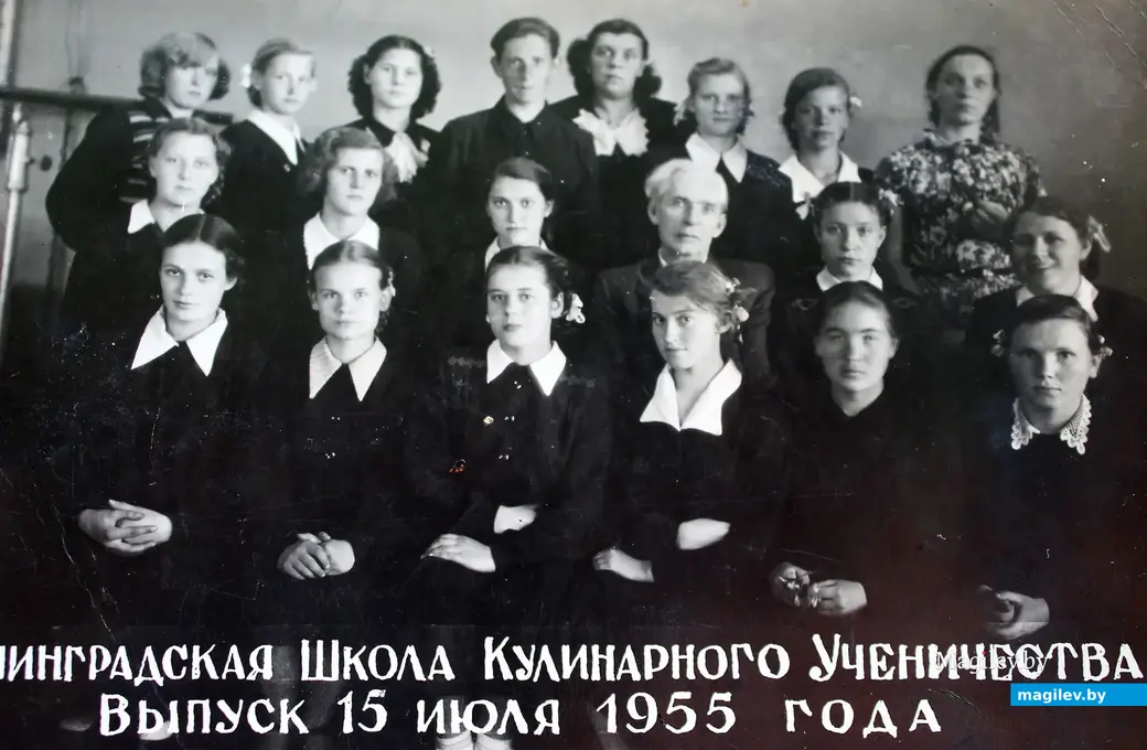 Учащиеся кулинарного училища. Ленинград. 1955 год. Елена Жевакина седбмая в первом (верхнем) ряду.