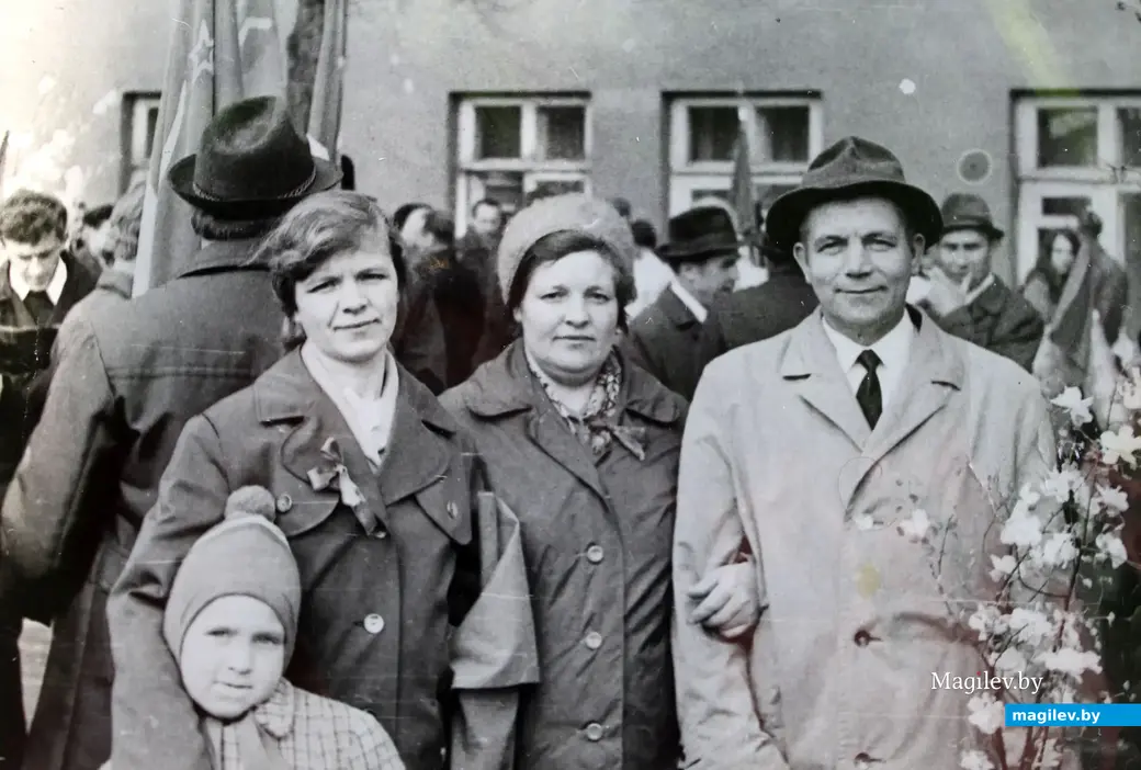Во время демонстрации в Могилеве. Елена Николаевна с дочерью, мужем и коллегой по работе. 70-е прошлого века. Фото из семейного архива.