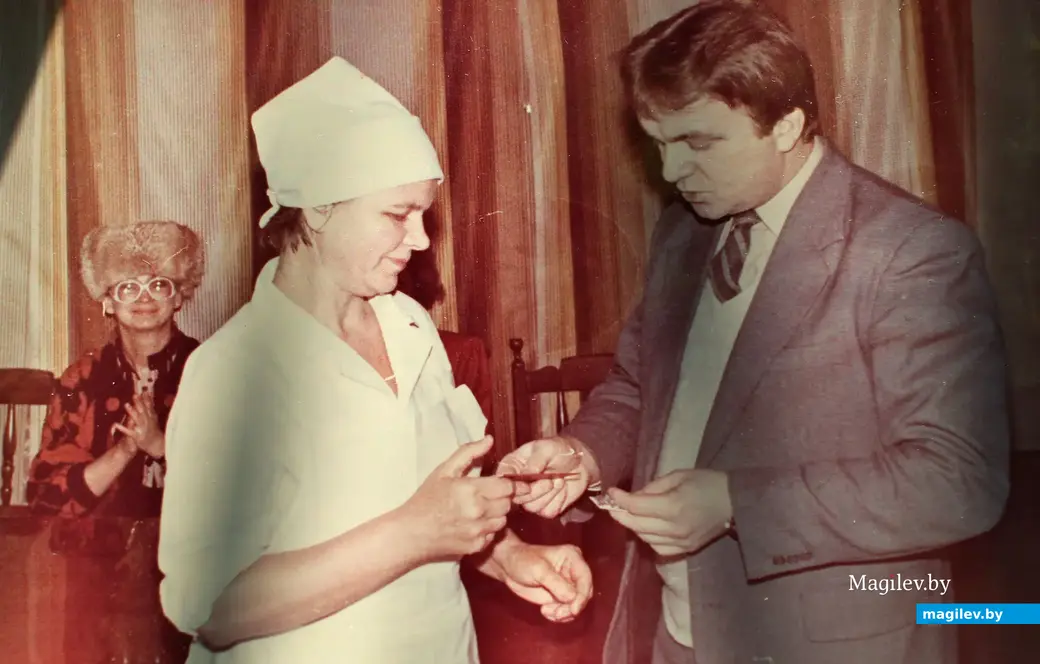 Елене Николаевне вручают медаль «Ветеран труда». Конец 80-х прошлого века. Фото из семейного архива Елены Николаевны Гарбузовой.