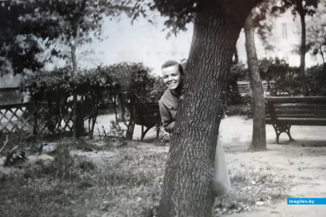 Елена Николаевна Гарбузова в сквере по улице Менжинского Могилева. 70-е прошлого века.