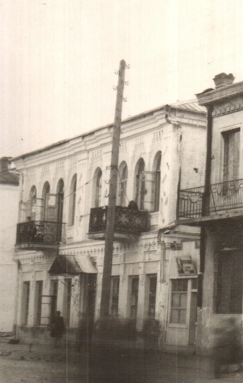 На снимке 1950-х из фондов Бобруйского краеведческого музея справа еще можно увидеть вход в