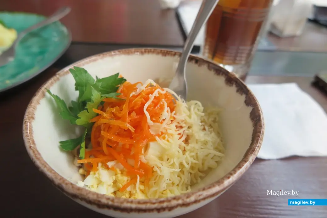 Июнь 2023 г. Могилев, рестобар «Луна». Салат пришлось дозаказывать.