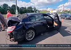 В Могилеве автомобиль BMW на большой скорости врезался в маршрутку: пострадали два человека. Видео