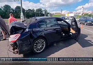 В Могилеве автомобиль BMW на большой скорости врезался в маршрутку: пострадали два человека
